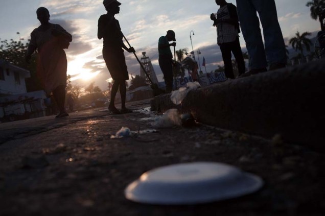Trabalhadores limpam as ruas em frente ao Palácio Nacional do Haiti em Porto Príncipe