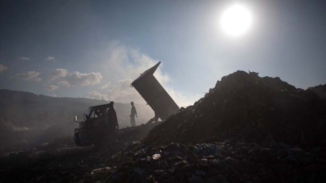 Caminhão despeja escombros do terremoto em lixão, Haiti