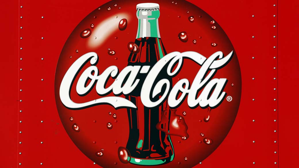 Logo da Coca-Cola em caminhão em centro de distribuição nos Estados Unidos