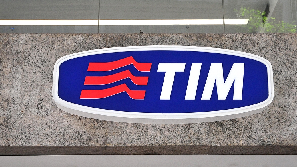 Logotipo da TIM em loja da operadora na Avenida Rio Branco, no centro do Rio de Janeiro