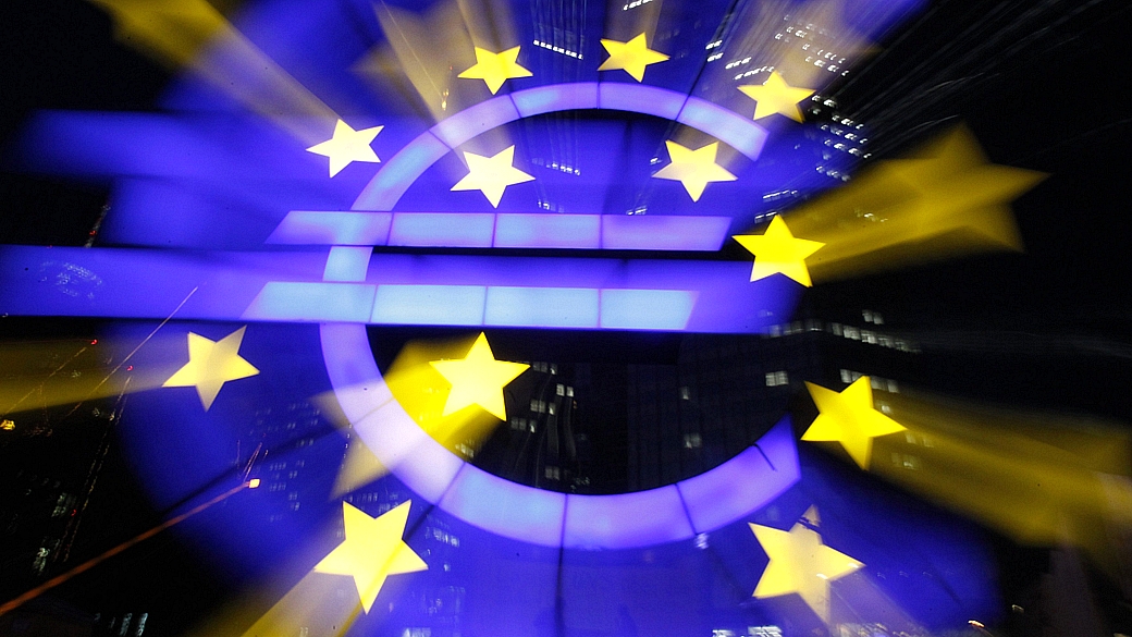 Foto de escultura mostrando o símbolo do euro em frente ao prédio do Banco Central Europeu (BCE) em Frankfurt