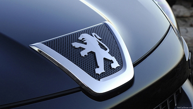 Logotipo da Peugeot em carro da marca