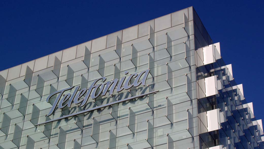 Logo em prédio sede da Telefonica em Madri, Espanha