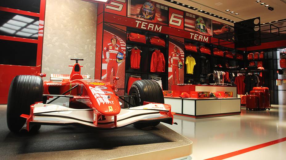 Loja da Ferrari no shopping Fashion Mall, Rio de Janeiro: carro usado por Felipe Massa