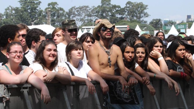 Público assiste a show no primeiro dia do Lollapalooza Brasil, em 07/04/2012