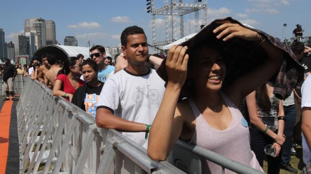 Garota se protege do calor no primeiro dia do Lollapalooza Brasil, no Jockey Club de São Paulo, em 07/04/2012