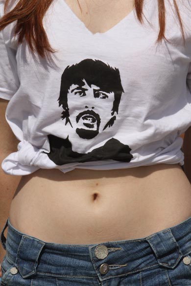 Fã usa camiseta com a imagem de David Grohl, vocalista do Foo Fighters, no primeiro dia do Lollapalooza Brasil, no Jockey Club de São Paulo, em 07/04/2012