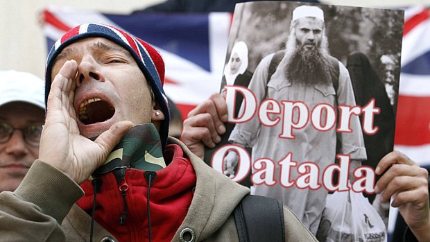 Manifestantes pedem a deportação do clérigo radical Abu Qatada