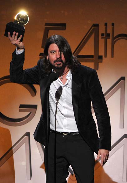 Dave Grohl da banda Foo Fighers, ganhador de vários prêmios na 54ª edição do Grammy Awards em Los Angeles, na Califórnia