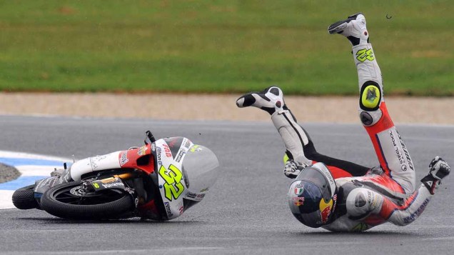 O motociclista italiano Lorenzo Savadori cai durante treino para o Grand Prix da Austrália