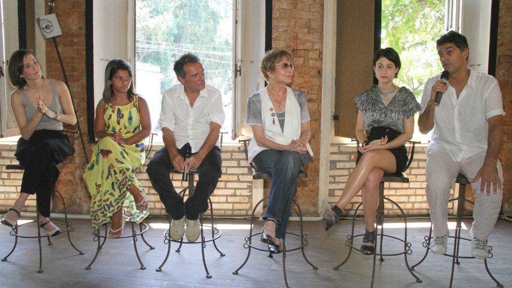O diretor João Falcão e o elenco de 'Louco por Elas': Deborah Secco, Laura Barreto, Glória Menezes, Luísa Arraes e Du Moscovis. Seriado da TV Globo estreia no dia 13