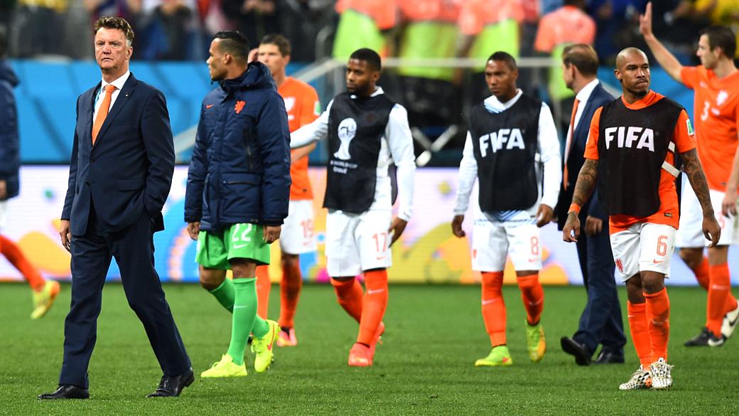 Louis Van Gaal e jogadores da Holanda, após derrota para a Argentina, no Itaquerão