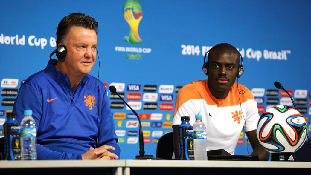 Louis Van Gaal e o zagueiro Bruno Martins durante coletiva da seleção holandesa em São Paulo