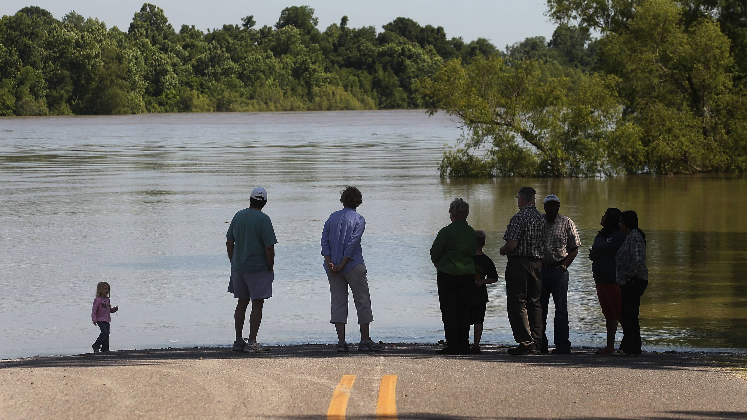Moradores observam área inundada na cidade de Krotz, em Louisiana