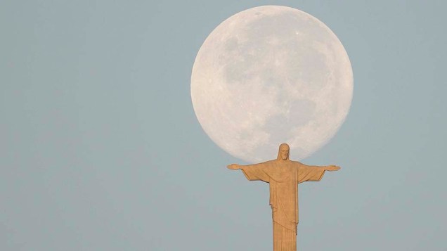 Lua cheia sobre a estátua do Cristo Redentor no Rio de Janeiro