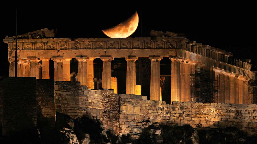 Lua sobre o Partenon no topo da Acrópole de Atenas, na Grécia