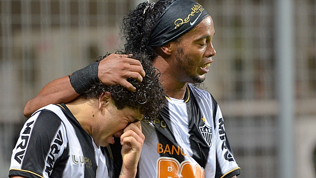 Luan se emociona ao lado de Ronaldinho após marcar o gol de empate do Atlético-MG