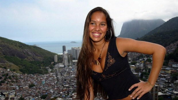 Luana posa no alto da Favela da Rocinha, no Rio: suspeita é de que ela tenha sido morta pela quadrilha do traficante Nem