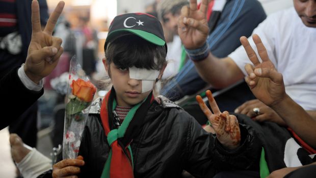 Lubna tem nove anos e perdeu um olho em uma batalha em Misrata. Nesta foto ela posa em segurança, como refugiada na Tunísia