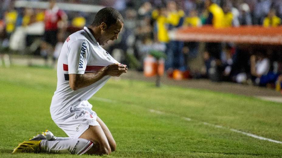 Lucas comemora seu gol na vitória que deu o título do São Paulo à Copa Sul-Americana