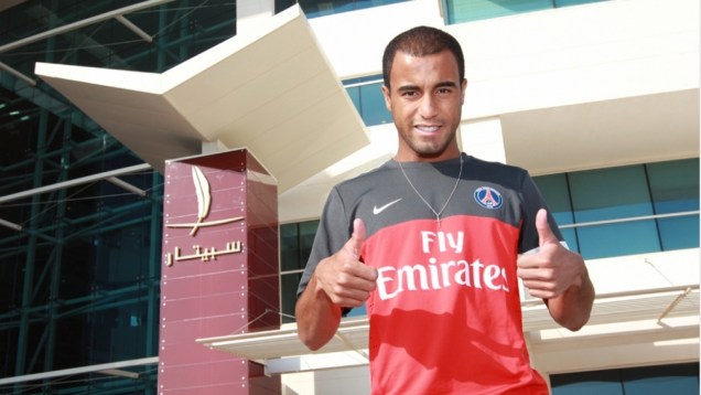 Lucas se apresenta ao PSG em Doha, no Catar