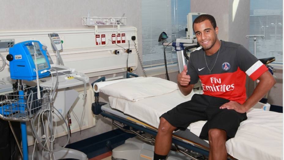 Lucas se apresenta ao PSG e faz exames em Doha, no Catar