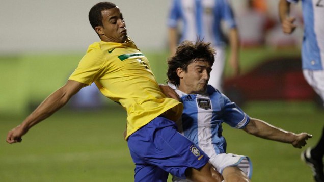 Lucas tenta uma jogada no duelo entre Brasil e Argentina, pelo Superclássico das Américas, em Belém
