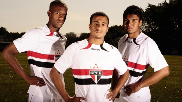 Lucas (à frente) com Zé Vitor e Casemiro, ao ser promovido para o time principal do São Paulo