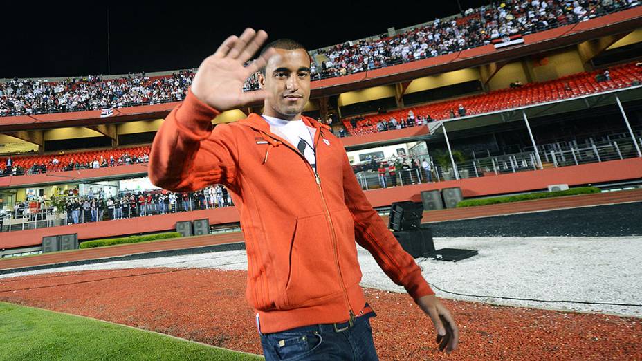 R10 no Morumbi: chuteira no ombro e autógrafo em camisa do São Paulo