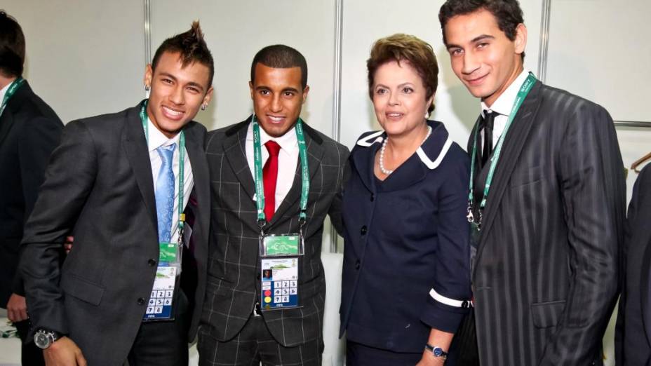 Ganso, Neymar e Lucas posam para foto ao lado da presidente Dilma Rousseff durante o sorteio dos grupos das Eliminatórias da Copa de 2014, no Rio de Janeiro