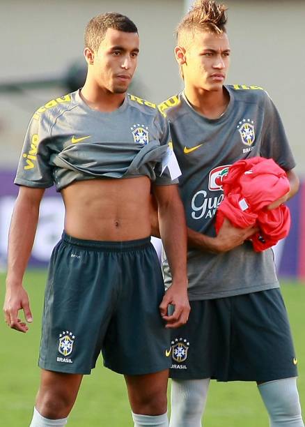 Lucas e Neymar em treino da seleção brasileira