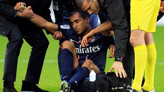 Lucas do Paris Saint-Germain deixa o gramado após ser atingido por carrinho de Mangani