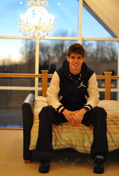 Lucas Piazon, jogador brasileiro do Chelsea, em sua casa, em Londres