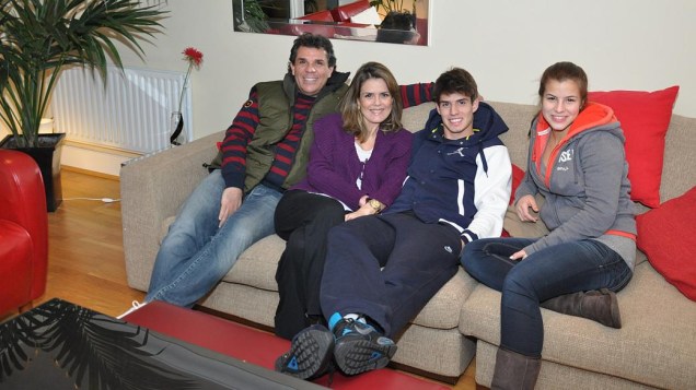 Lucas Piazon, jogador brasileiro do Chelsea, com a família, em sua casa, em Londres