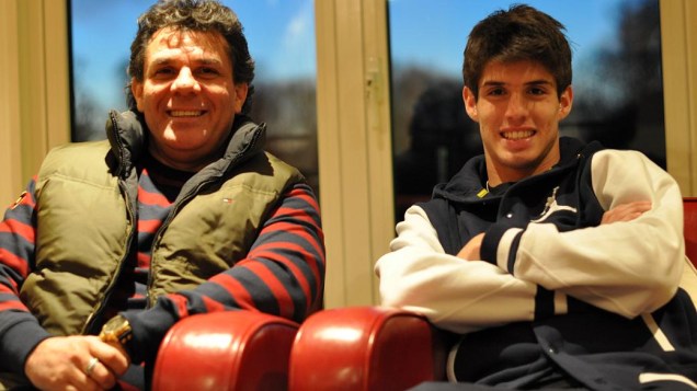 Lucas Piazon, jogador brasileiro do Chelsea, com o pai, em sua casa, em Londres