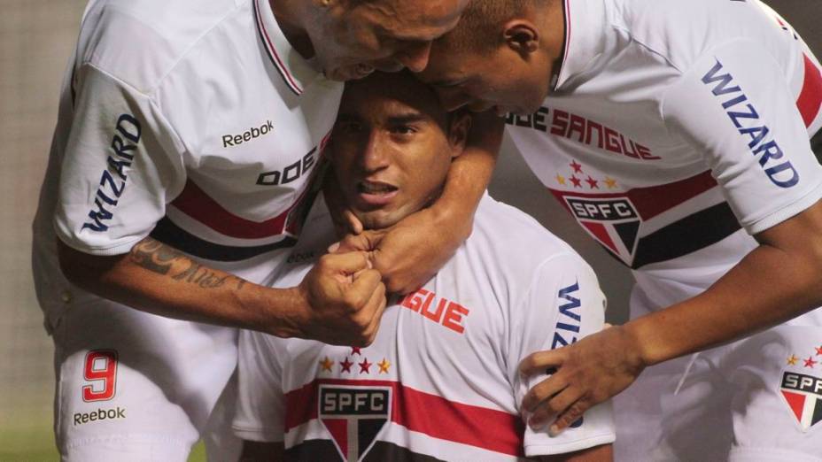 Lucas comemora seu gol no jogo entre São Paulo e Coritiba, primeira partida da semifinal da Copa do Brasil 2012; a vaga na decisão será decidida em Curitiba