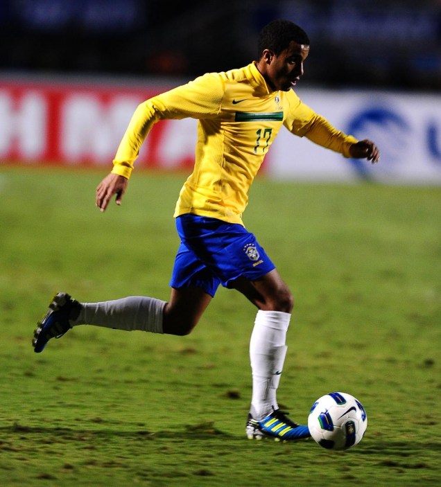Lucas, do São Paulo, vestindo a camisa da seleção brasileira na despedida de Ronaldo