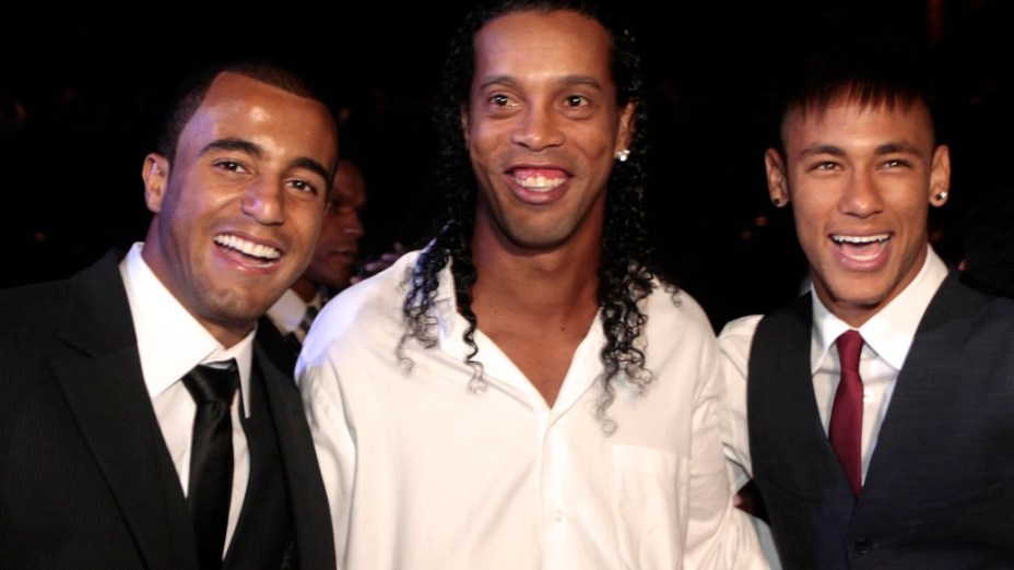 Lucas com Ronaldinho Gaúcho e Neymar em festa de fim de ano da CBF
