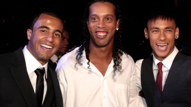Lucas com Ronaldinho Gaúcho e Neymar em festa de fim de ano da CBF
