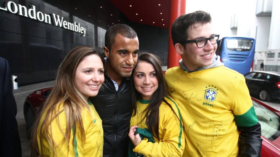 Lucas com torcedores da seleção antes do amistoso contra a Inglaterra em Wembley