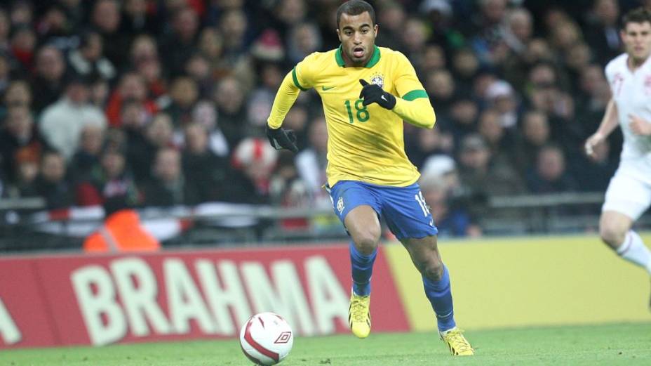 Lucas no amistoso contra a Inglaterra, em Wembley