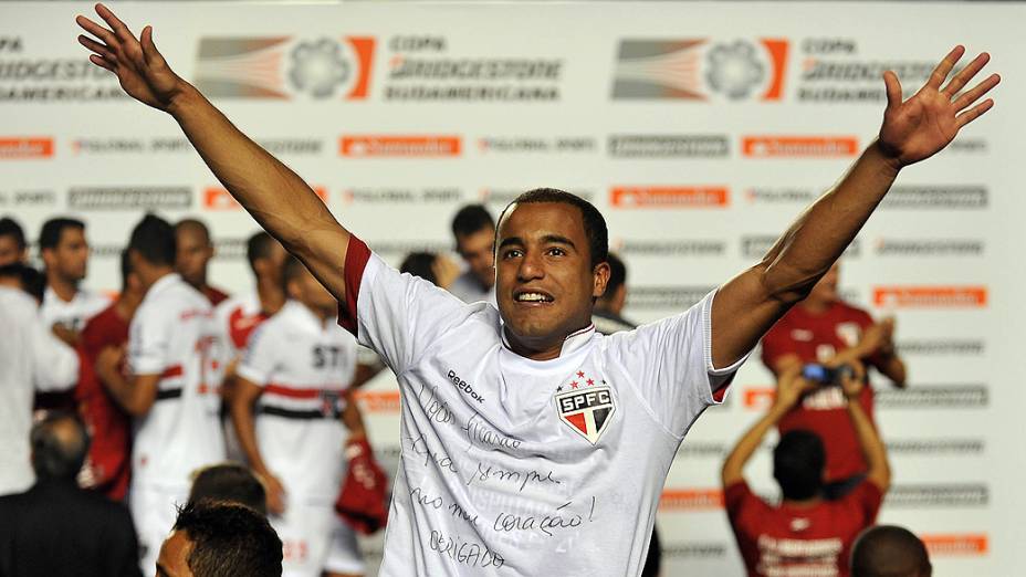 Lucas ergue a taça ao lado de Rogério Ceni após o São Paulo conquistar a Copa Sul-Americana