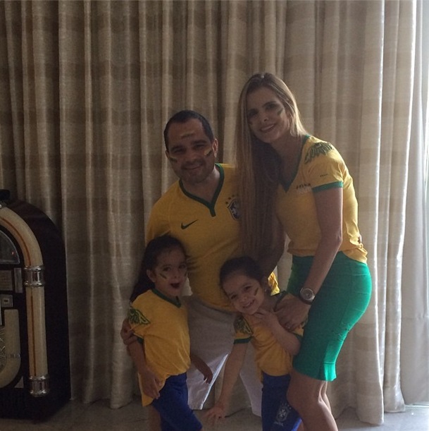 Luciano e Flávia Camargo com os filhos na torcida pelo Brasil na Copa do Mundo 2014.