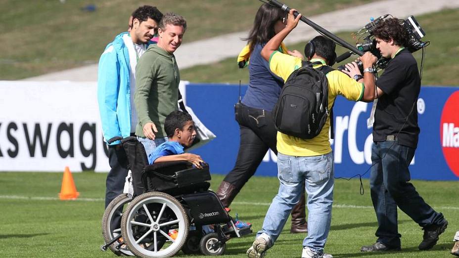 Luciano Huck grava quadro do Caldeirão na Granja Comary