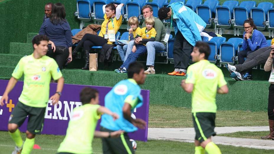 Luciano Huck leva os filhos Joaquim e Benício ao treino da seleção