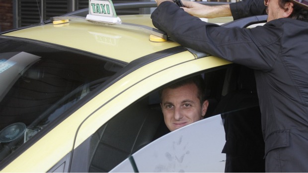 Luciano Huck no papel de motorista de táxi: à espera de Ashton Kutchner para gravar quadro de seu programa