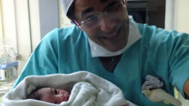 Luciano Szafir e o filho recém-nascido David