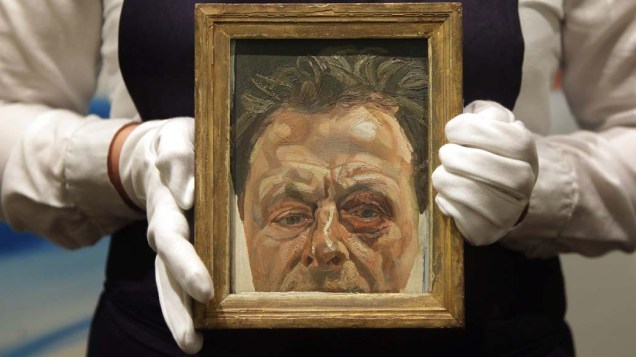 Funcionário da casa de leilões Sotheby segura autorretrato do pintor Lucian Freud. Produzido em 1979, o quadro é avaliado entre 3 a 5 milhões de libras