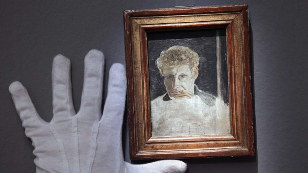 Funcionário da casa de leilões Sotheby segura auto-retrato do pintor Lucian Freud, avaliado entre 600 a 800 mil libras