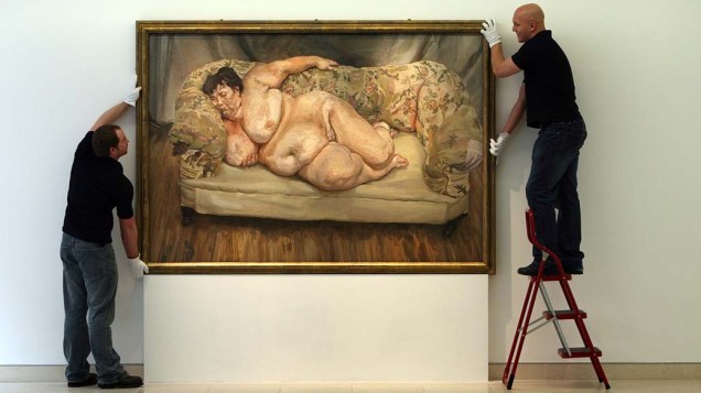 Em Londres, a obra Benefits Supervisor Sleeping do artista britânico Lucian Freud é exposta na casa de leilão Christies